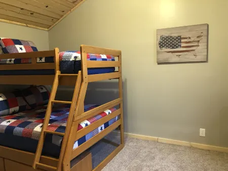 Old Glory Getaway--Cozy 2 bedroom cabin just 5 miles from Cumberland Falls!