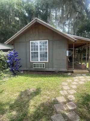 Great One Room with Full Bath Guest House! Hotels in Darien