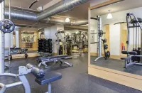 Stylish Vibrant Getaway w/Private Patio next to Bars & Food, 5 minutes from DC!