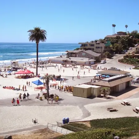 2-Blocks to Moonlight Beach, Private Yard, AC,  Bikes, over 300 5-Star Reviews