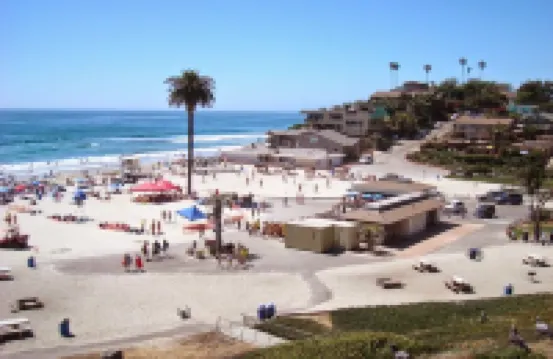 2-Blocks to Moonlight Beach, Private Yard, AC,  Bikes, over 300 5-Star Reviews