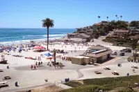 2-blocks to Moonlight Beach, Private Yard, AC,  bikes, Over 200 5-star reveiws