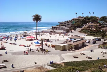 2-blocks to Moonlight Beach, Private Yard, AC,  bikes, Over 200 5-star reveiws