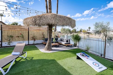 Pontoon Boat/Games/King Bed/Hot Tub/Family Fun!