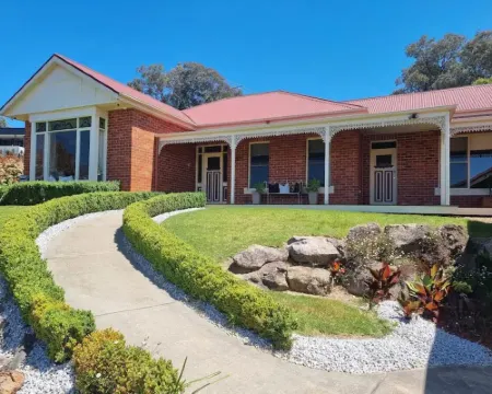 "Huonview" House on the Hill. Views for miles. 5 mins from CBD Hotels in Wodonga