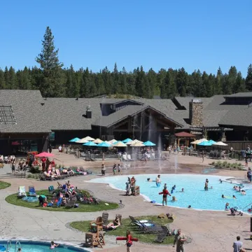 Exceptional Home Near SR Village / Hot Tub / Sharc Passes / AC / Wi Fi / Bikes