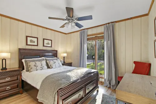 Newly Remodeled - Large Cedar CabinClose to Lake and Sking