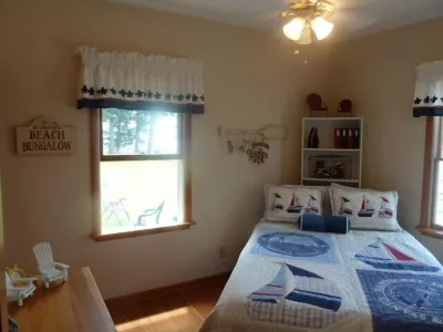 Beach, Dock, Deck, Amazing Views, Waterfront Cottage with Central air! Hotels near Paradise Cove Campground