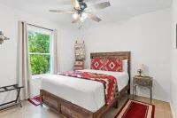 Lakefront!➟Kayaks, Fire Pit, Sparkling Clean Hot Tub, Foosball