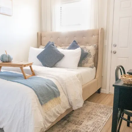 Modern 2Br Casita. Near I-40. Perfect for Work Stays & Pets!