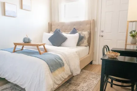 NEW! Casita Moderna | Close to I-40 and SWOSU | Pets Welcome! Отели в г. Кастер