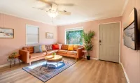 Pensacola Cottage - King Bed - Mins. from Beaches & Downtown - Pet Friendly