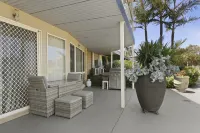 Resort Style Apartment (Ground Floor) - Pool & More. Pets Welcome.