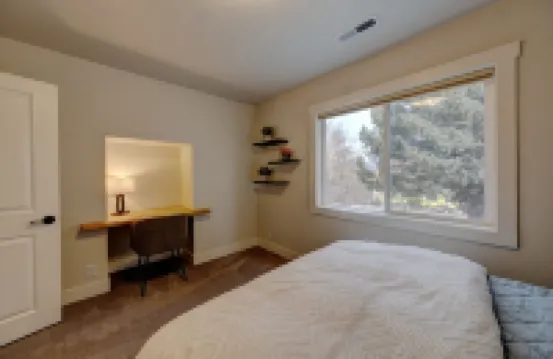 Cozy, upstairs, fully remodeled 1-bedroom apartment. With AC and WiFi