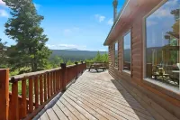 Lovely 3BR Near Town w/ Hot Tub, Stunning Views!