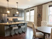 Farmer's Market Flair! Steps to downtown Fayetteville Square