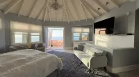 Iconic Landmark House Unit next to the beach - Panoramic Ocean/Coastal Views!