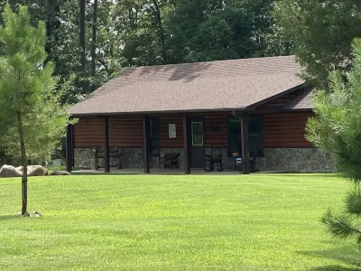 Hot Tub! 25-30 Minutes N of Broken Bow Lake! River View. High Speed Fiber Wifi!
