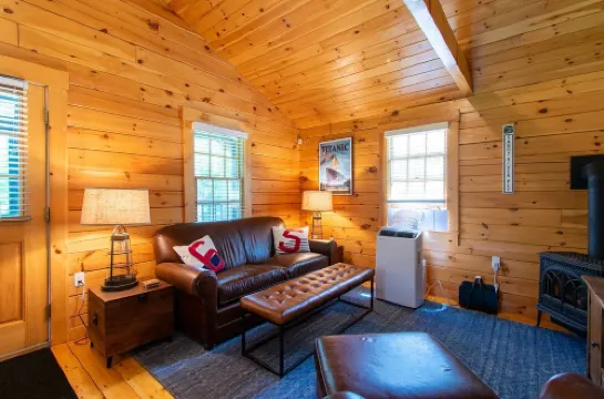 Relaxing Two Bedroom Cabin - 10 minutes to Camden!