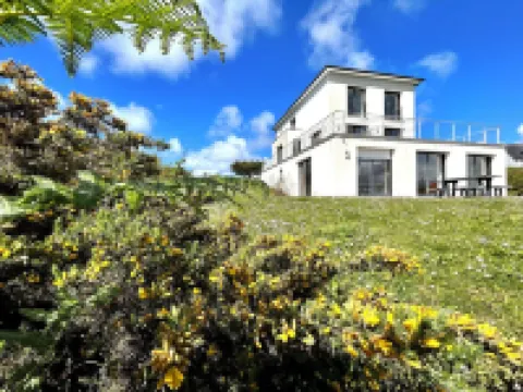 Contemporary house 160 m2, sleeps 8 to 9, stunning sea view  호텔