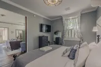 Renovated 1840's Schoolhouse: Hot Tub, Fireplace, King Bed Bliss