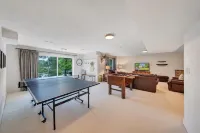 Lakefront LUXURY- Lg covered dock, HOT TUB, fire pit, kayaks + 2 game rms