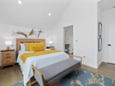 Outdoor Heater & Covered Patio, Paddle Boards, Fire Table, Bikes, Outdoor Games Hotels in Chelan