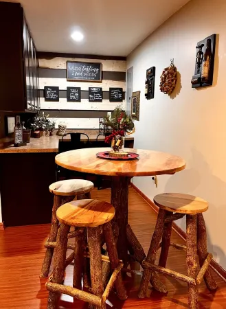 Blue Jay's Nest-  Private Fern Mountain home. Minutes to ski resorts and Parks.