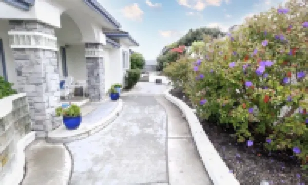 Sparkling Clean, Private & Quiet! Amazing Ocean Views [7]