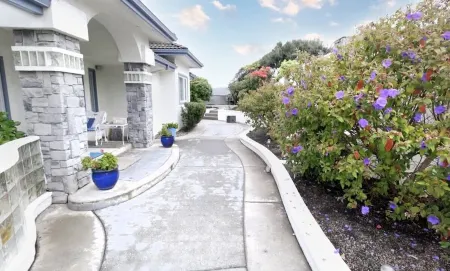 Sparkling Clean, Private & Quiet! Amazing Ocean Views [7]