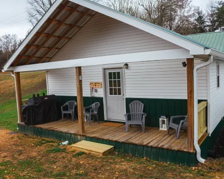 Dale Hollow Hideaway less then 4 miles to state park and state golf course.