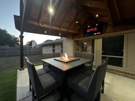 Central, Familial, w/ GAME Room, FIRE Pit, KING Bed ★ 4.6 mi from DFW Airport+