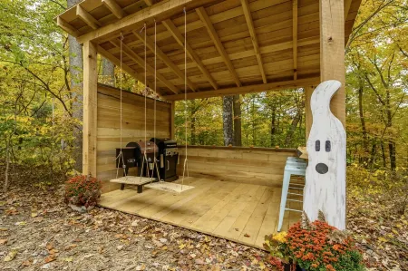 Artisan Log Haven: 40-Acre Forest Sanctuary