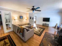 Cozy Bear Den - private house with fenced yard!