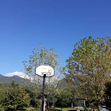Alpi Apuane:colored flat in ancient farmhouse 4km from the sea and near the Alps Отели в г. Серавецца