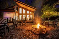 Luxury Family/Couple's Cabin/Outdoor Movie/Arcade/Hot Tub/Play Set/Hammocks