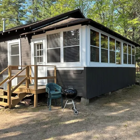 Charming Cedar Lakeside Cottage at Elbert's Resort