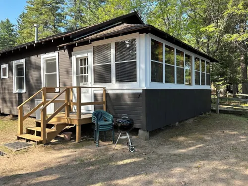 Charming Cedar Lakeside Cottage at Elbert's Resort