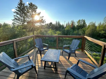 Spacious 3 bedroom 2 bath lodging near trails, with lots of off-street parking! Отели в г. Или