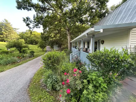 Beautiful Sunrises & Fall Colors at Huckleberry Heaven’s 3.6 Acres’ Mountain Top Отели в г. Клир Крик