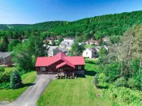 Redroof Ellicottville Chalet, Sauna, 8' ft hot tub and the best views!