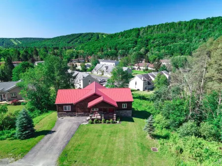 Luxury Ellicottville Chalet, w/Sauna, 8' ft Hot Tub, Breathtaking Slopeside View Отели рядом с достопримечательностью «Холидей Вэлли Резорт»