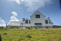 Beautiful & warm family home in stunning location. Close to great hiking trails. Hotels near Skye and Lochalsh Archive Centre