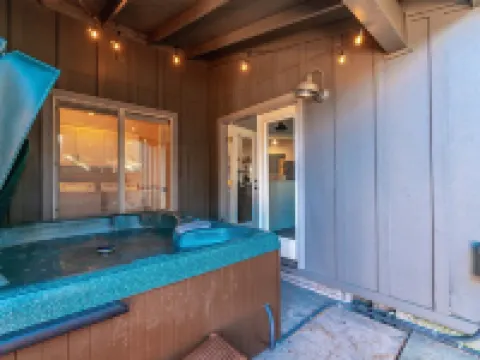 Beautiful | Hot Tub | Pet Friendly | Fenced 姊妹城酒店