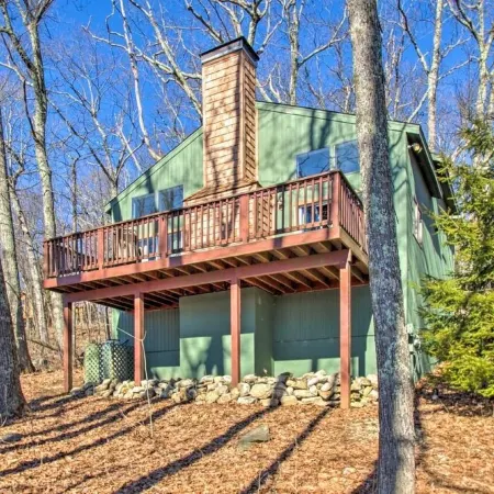 Cozy Wintergreen Ski Chalet -Hot Tub-Walk to Slopes & Family Friendly!