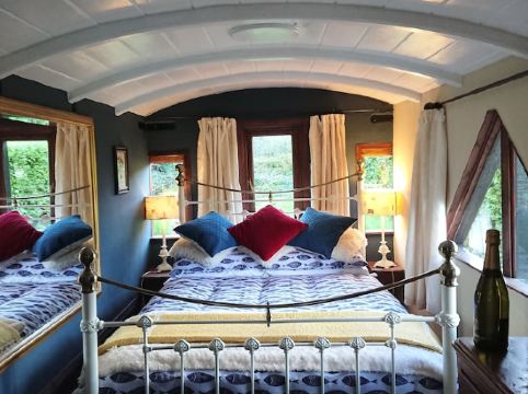 Romantic Railway Carriage in 2 acres!! By coast path, short walk to beach/pub 😎