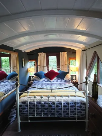 Romantic Railway Carriage in 2 acres!! By coast path, short walk to beach/pub 😎 Отели рядом с достопримечательностью «Housel Bay Beach»