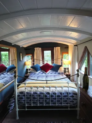 Romantic Railway Carriage in 2 acres!! By coast path, short walk to beach/pub 😎