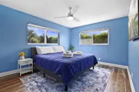 Jungle house Heated Salt pool, 5 min away from the beach! Hotels near Boynton Beach station