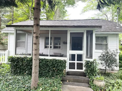 1 bed/1 bath, 1.5 blocks to beach/town, dog friendly, screened prch, fenced yard